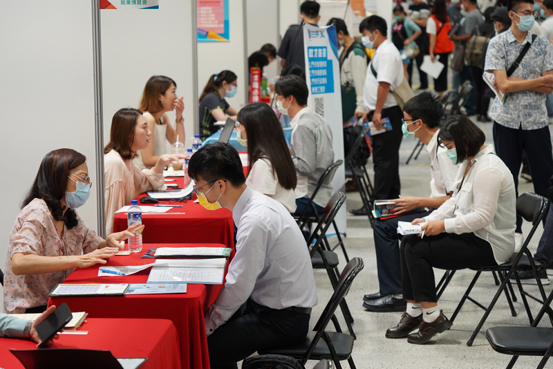 数字の台湾（2020-07-27）今年、初めて仕事を探す新卒者は19万人