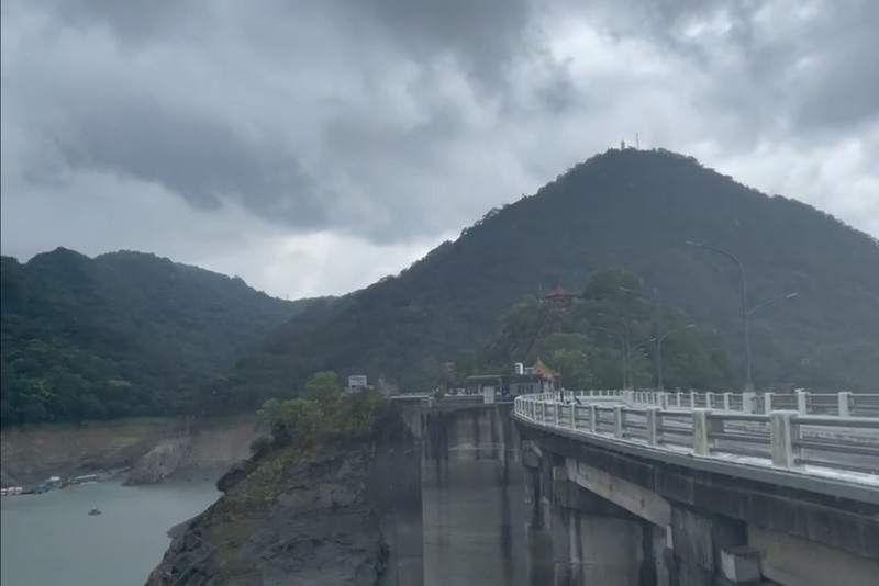 よもやま台湾 - 2021-05-25_前線と対流雲、5/24と5/25台湾に恵みの雨