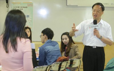 行政院長、国民投票のハードル引き下げに前向き