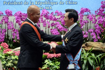 馬・総統、ハイチ大統領に叙勲