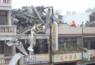 昨年購入のアパッチ攻撃ヘリが民家に墜落