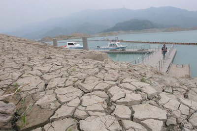 梅雨前線接近、水不足の台南で人工降雨
