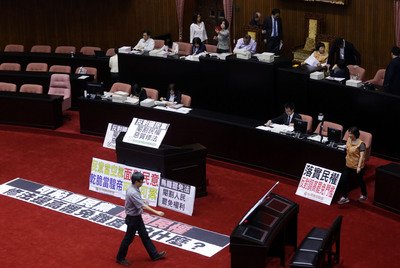 野党の反発で立法院の議事が空転