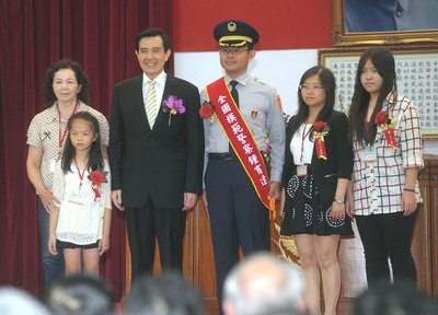 馬・総統、治安改善で警察官に感謝