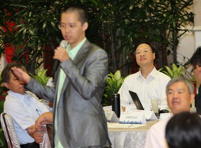 行政院、初の青年顧問団会議開催