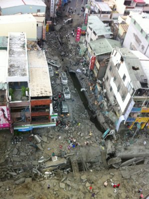 高雄の道路で広範囲の爆発、22人死亡