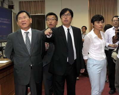行政院長、辞意の張・経済部長の慰留続ける