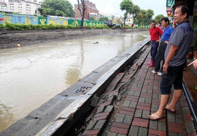 爆発事故現場で浸水、中央が救援を強化