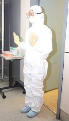 エボラ出血熱の侵入防げ、空港は総動員体制に
