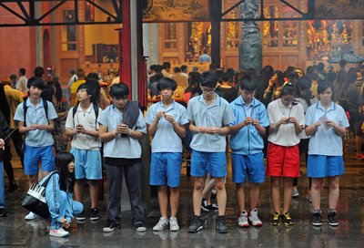行天宮、26日から線香を廃止