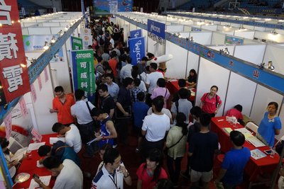 若い世代、50％が中国大陸で就職したい