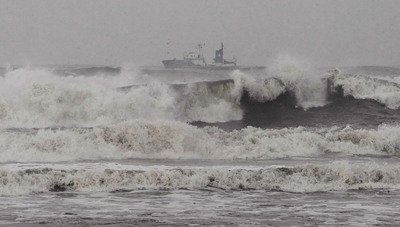 台風16号上陸の恐れで台風警報発令