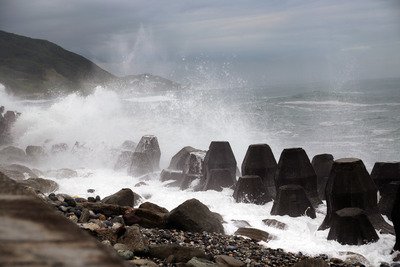 台風16号は21日午前に南から上陸、縦断か