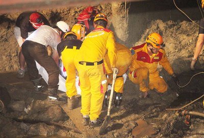 爆発事故、殉職消防士の遺体発見か