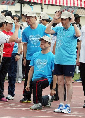 馬・総統　スポーツで健康国家を