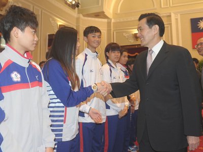 馬・総統、アジア大会で好成績の選手たち称える