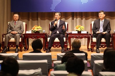 王・張会談は12日、非公式な茶話会方式