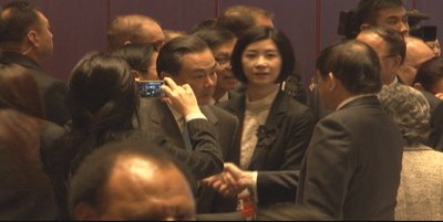 APEC閣僚会議で管・主委が王毅氏と握手