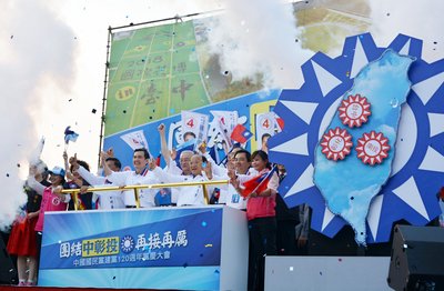 投票前最後の日曜で各党が激しい選挙活動
