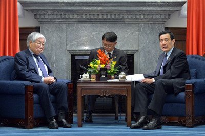 馬・総統、安倍首相の経済ブレーンと会見