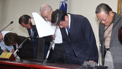 国民党惨敗、馬・総統は党首辞任に触れず