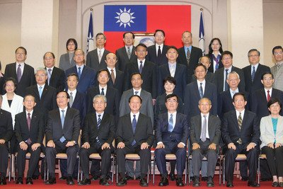 内閣総辞職、行政院長「恥じること無し」