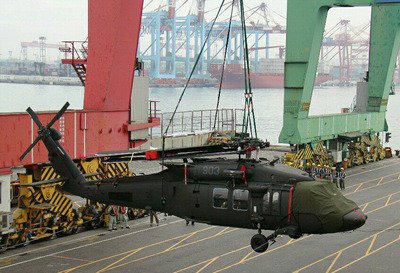 米から購入の軍用ヘリ、ブラックホーク到着