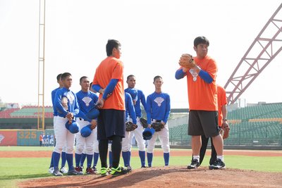 ドジャース時代の同僚、陳金鋒と野茂が指導