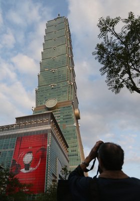 財政部、台北101の株式50％以上取得へ