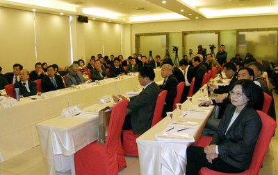 民進党の県・市長会議、半年一度に