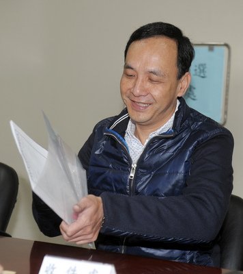 朱立倫氏、国民党主席補欠選立候補届け出