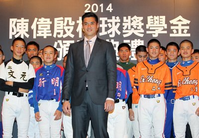 チェン・ウェインが奨学金で後輩を激励