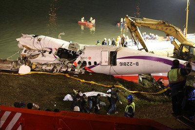 台湾の旅客機墜落事故、死者31人に