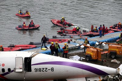 復興航空墜落事故、懸命の救援活動続く