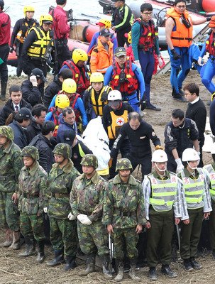 復興航空墜落事故、残る4名を捜索中