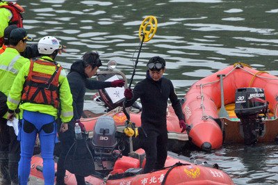 不明なお3人、懸命の捜索続く(復興航空事故)