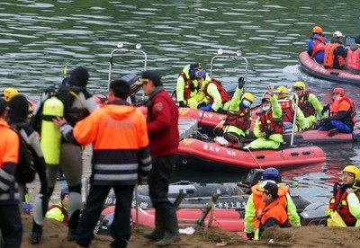 警察・消防、復興航空事故機捜索を強化