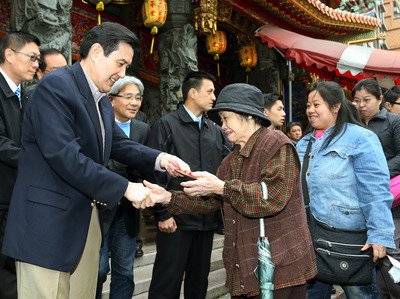 馬・総統、初詣で国家の安泰を祈願