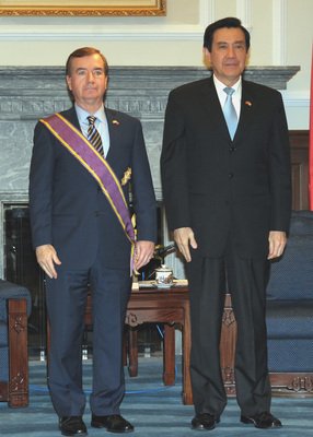 馬・総統、米上院外交委員長に勲章