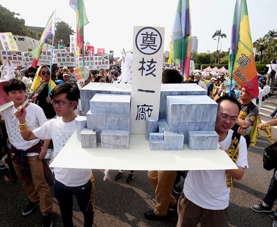 反核で大規模なデモ、民進党も支援