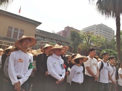 台湾で公民投票法改正求めるデモ行進