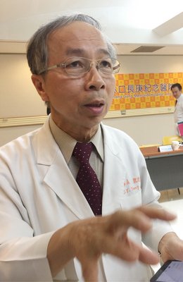 行政院長、爆発事故患者へ適切な治療指示