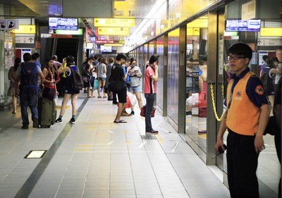 MRTで傷害事件、警察が警備強化