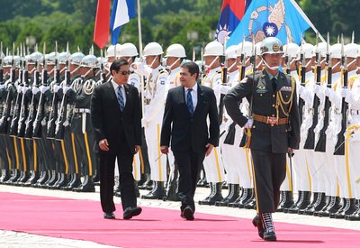 馬・総統、ホンジュラスの大統領歓迎