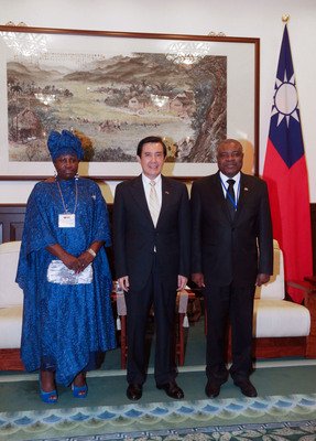 サントメ大統領の訪台「先方の考えを尊重」