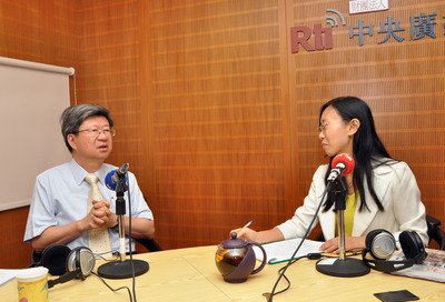 呉・教育部長：新教科書に問題なし