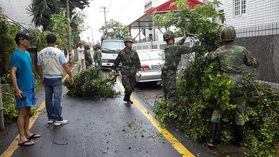 台風後の清掃などに国軍4000人動員