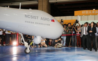 最新の航空・国防技術見本市開幕