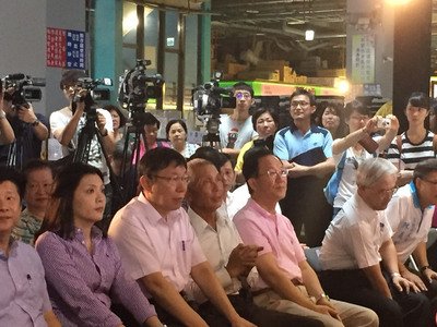 柯・台北市長「金紙に代え花供えよう」