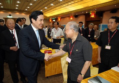 総統：抗戦記念章は貢献者全てに授与